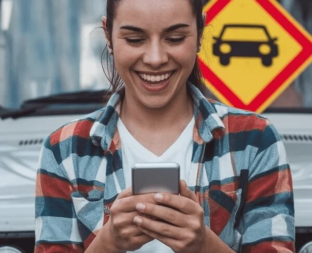 Conductora agendando su curso de comparendo desde el celular