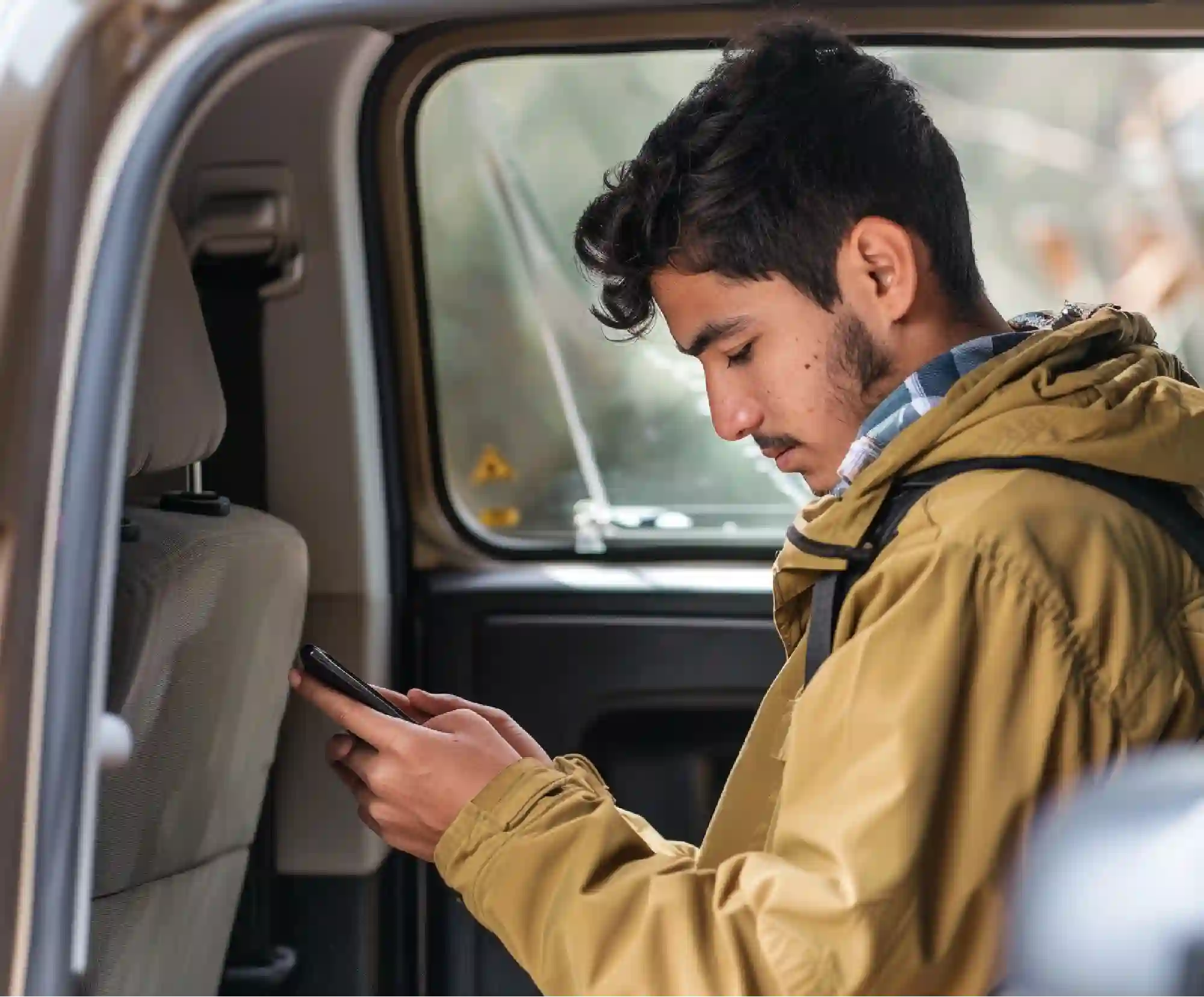 Conductor revisando los requisitos del curso de comparendo en su celular
